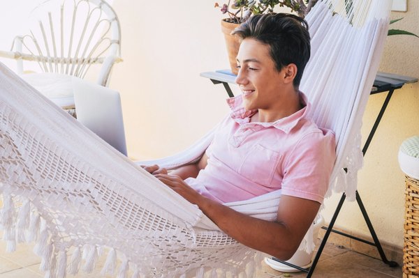 Comment concevoir un espace de détente avec un hamac dans un petit jardin ?