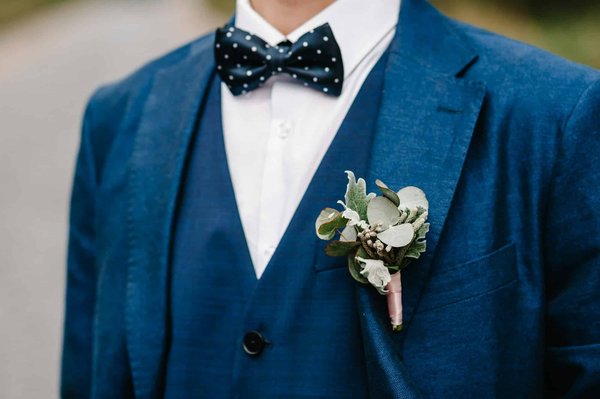 Choisir la parfaite boutonnière mariage homme pour sublimer le jour j